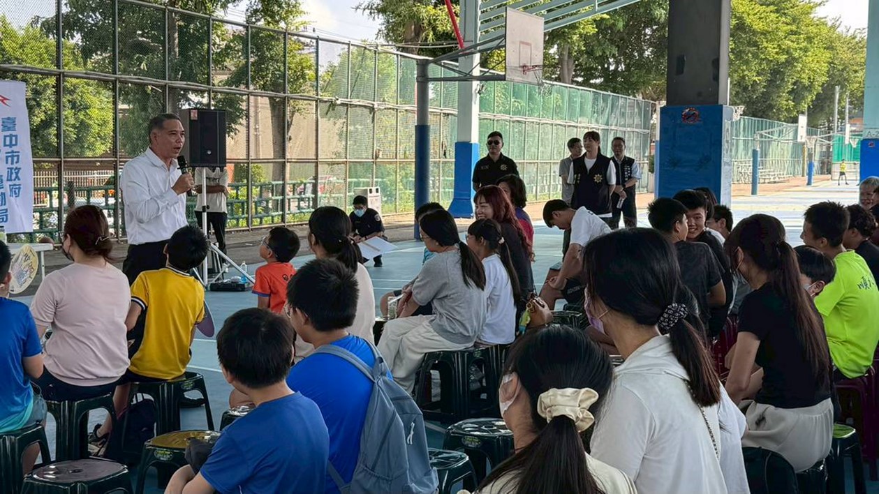 潘主任觀護人向參加夏令營的學生與家長進行反賄選宣導