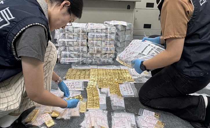Cash and gold seized at the search site