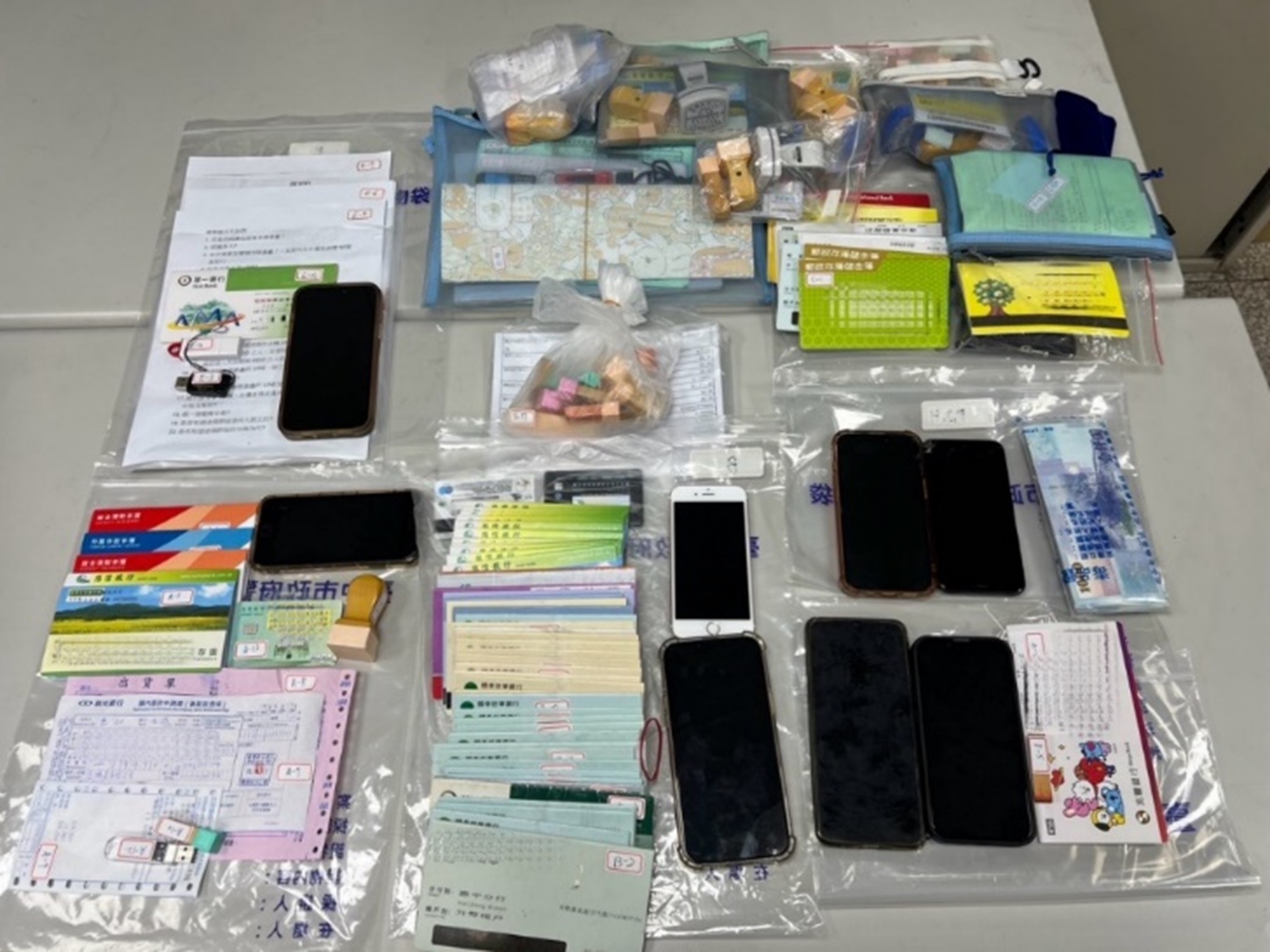 代收代付水房所使用之人頭公司帳戶、公司大小章及工作用手機2